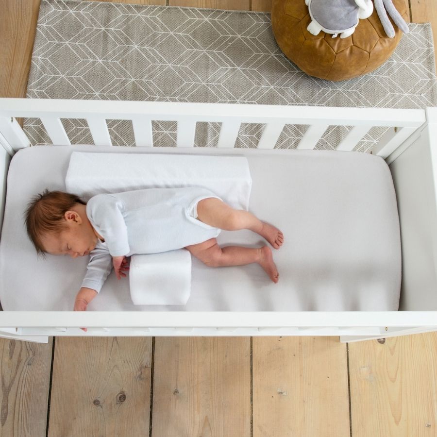 أساسيات نوم الطفل باللون الأبيض