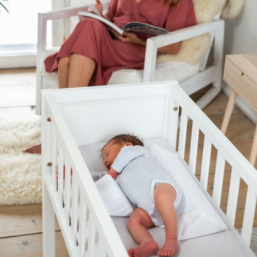 أساسيات نوم الطفل باللون الأبيض