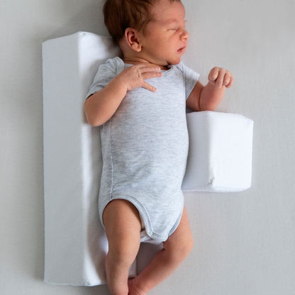 أساسيات نوم الطفل باللون الأبيض