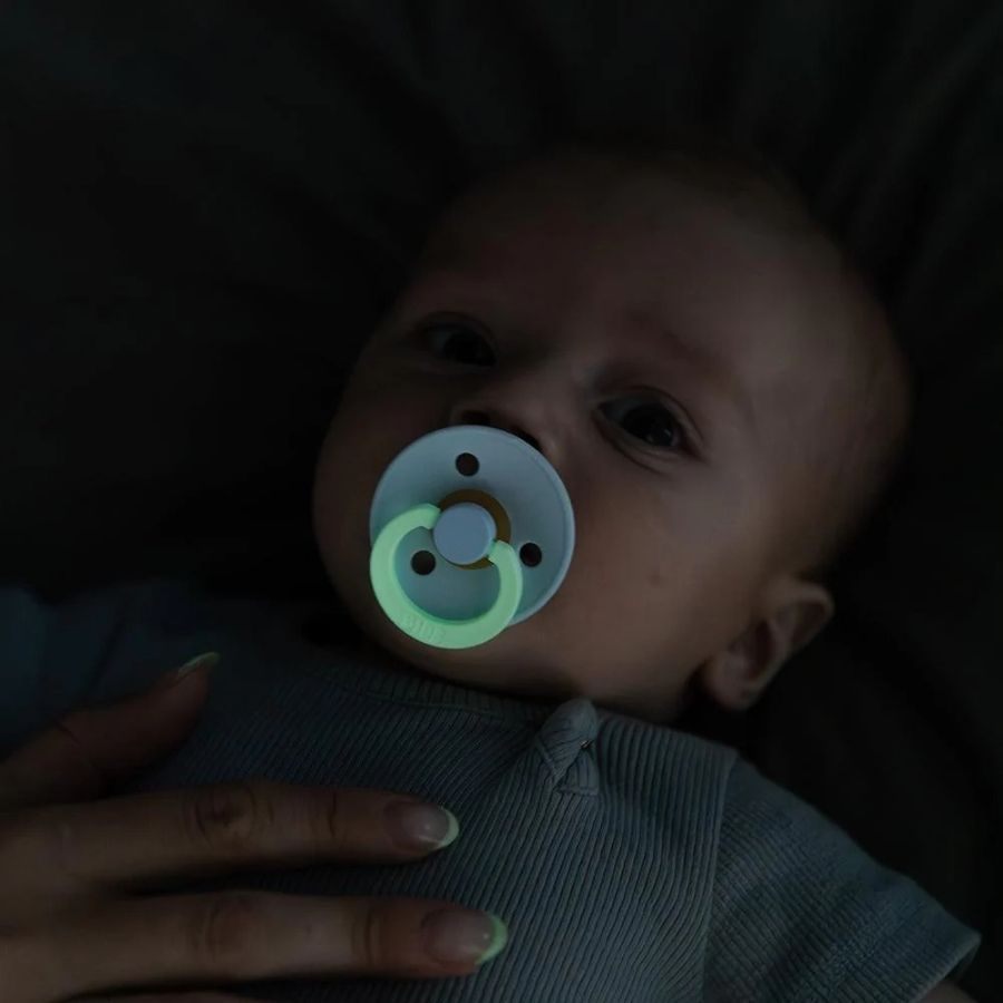 عبوة من قطعتين من اللاتكس مقاس 1 بلون أحمر الخدود المتوهج/لون الفانيليا المتوهج