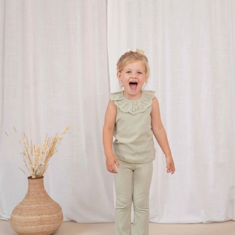 بلوزة مضلعة بكشكشة بدون أكمام - أخضر عشبي