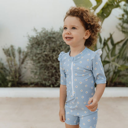 ملابس سباحة بأكمام قصيرة وكشكشة وزهور زرقاء