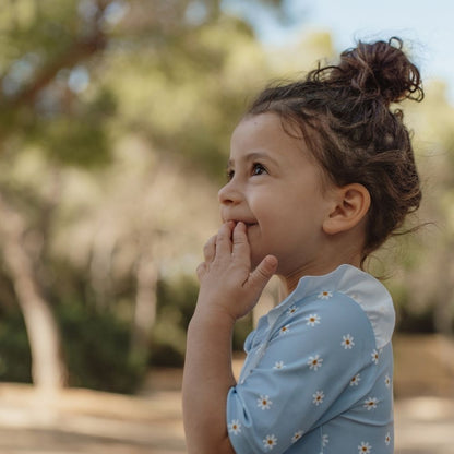 ملابس سباحة بأكمام قصيرة وكشكشة وزهور زرقاء