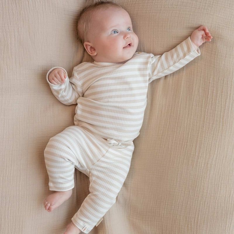 بنطلون من القطن العضوي - مخطط رملي / أبيض