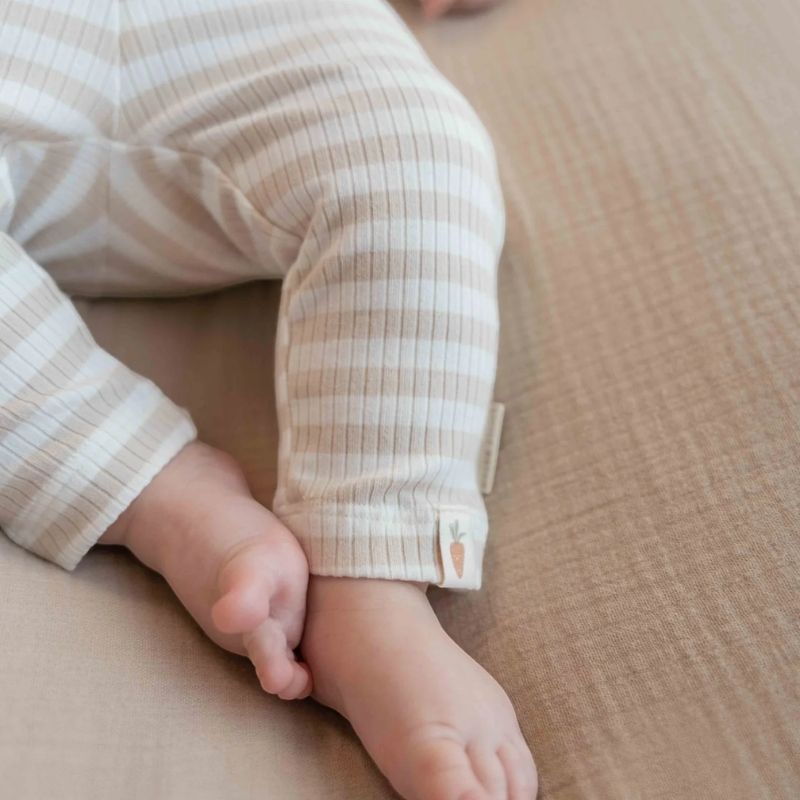 بنطلون من القطن العضوي - مخطط رملي / أبيض