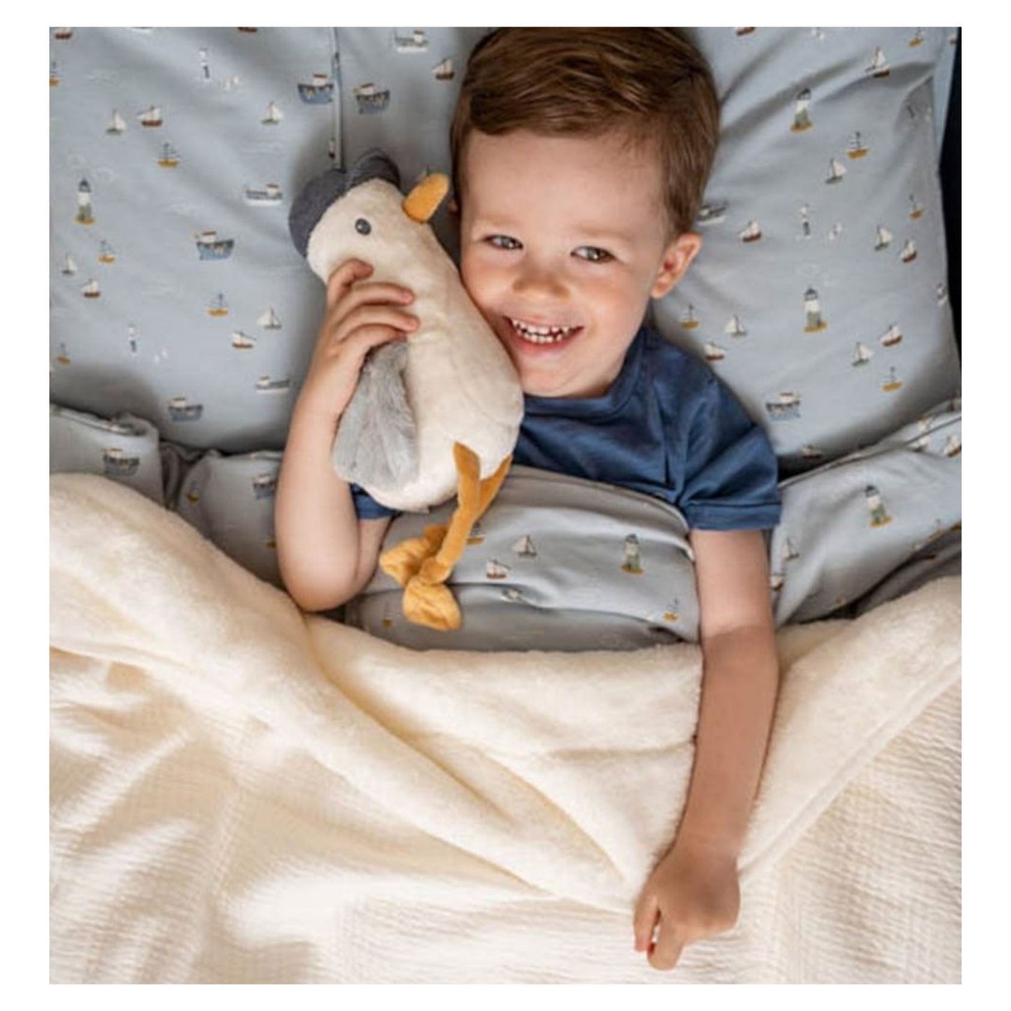Bassinet blanket keeps your little baby nice and warm.